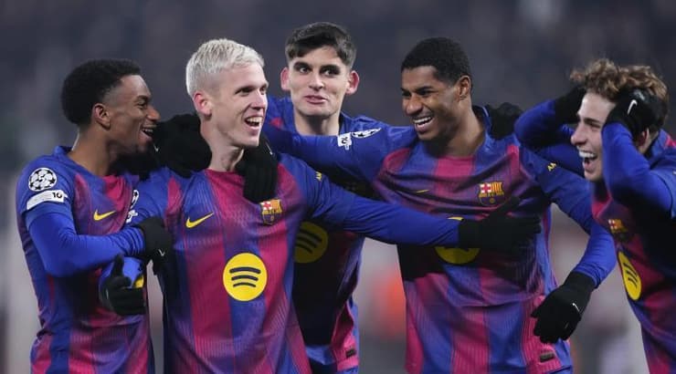 שחקני ברצלונה חוגגים עם דני אולמו