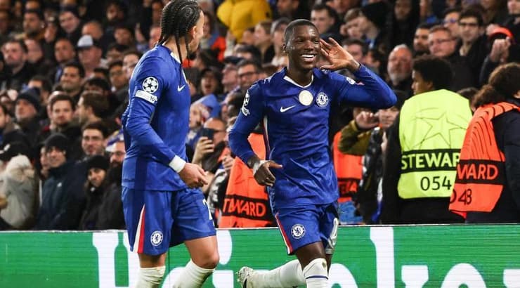 מויסס קאייסדו שומע את הקהל צועק בשמו (IMAGO) מויסס קאייסדו שומע את הקהל צועק בשמו