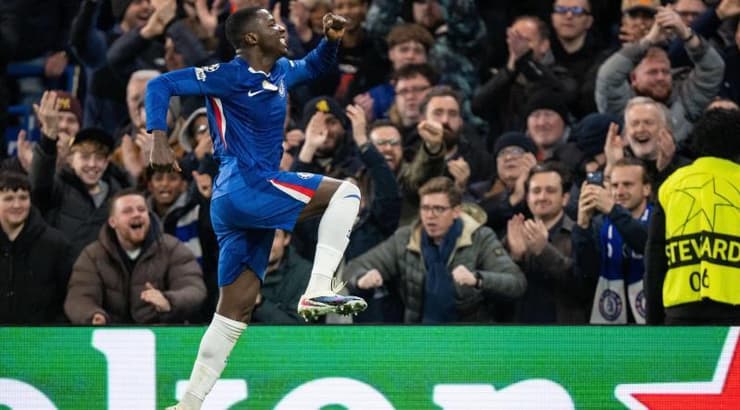 מויסס קאייסדו נוגע בשמיים (IMAGO) מויסס קאייסדו נוגע בשמיים