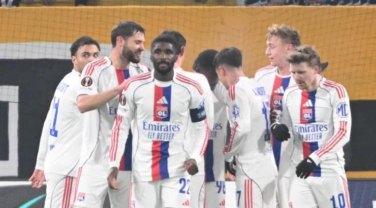 שחקני ליון חוגגים (IMAGO) שחקני ליון חוגגים