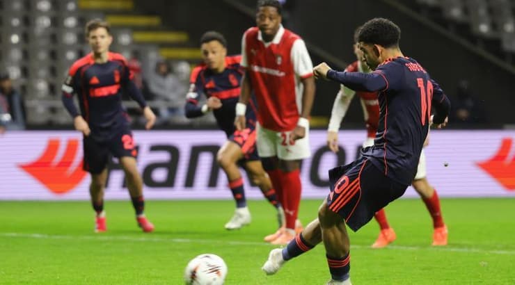 גיבס ווייט בועט