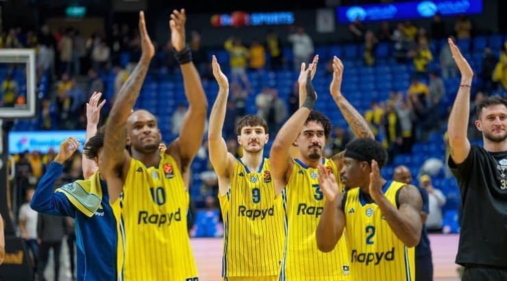 שחקני מכבי תל אביב חוגגים (רועי כפיר) שחקני מכבי תל אביב חוגגים