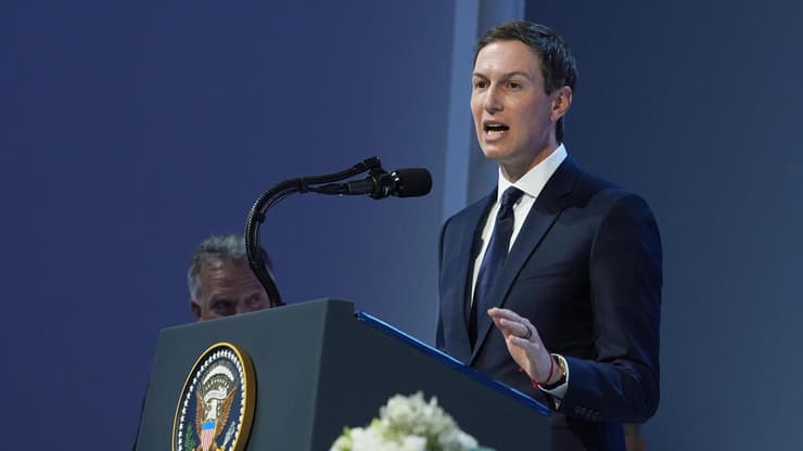 קושנר (צילום: AP Photo/Evan Vucci) טקס החתימה על אמנת מועצת השלום של טראמפ