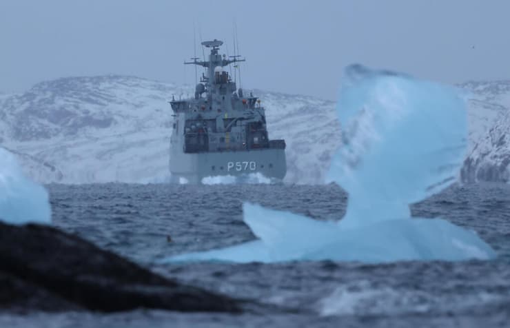 ספינת חיל הים הדני מול חופי גרינלנד