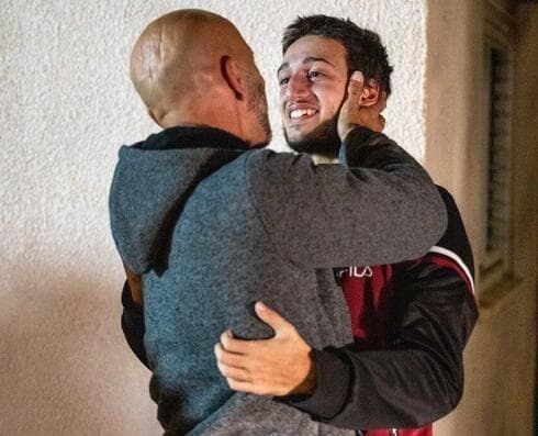 ״בין הילד שנחטף לבין הבחור שחזר מהשבי יש הבדל עצום. זה לא אותו אדם. אולי באיזשהו מקום למרות שהוא חזר פיזית, באזורים מסוימים הוא עדיין לא ממש חזר. היום מטייל הרבה, עושה מה שטוב לו, מה שגורם לו לחייך״ (צילום: דובר צה״ל) ליאם אור ואביו רמזי נסאר-אור מפגש ראשון מחנה רעים