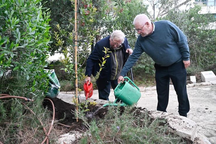 נוטע עץ בטכניון - פרופ' גנצל עם נשיא הטכניון פרופ' אורי סיון 