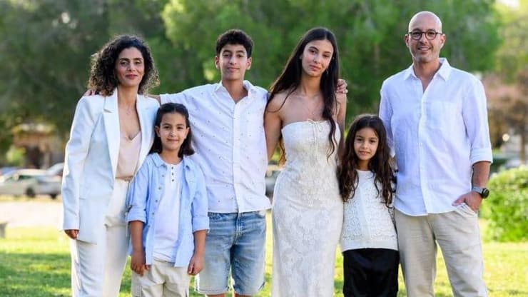 מימין לשמאל: רון גושן ז"ל, הילדים ליאור, שי,יובל, זיו ואשתו ורד גושן