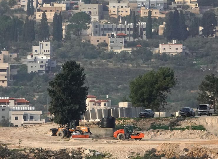 עבודות ההקמה מחדש של שא־נור. כל יישוב הוא גם נקודת היערכות אפשרית לצה"ל | צילום: שאול גולן (שאול גולן) עבודות ההקמה מחדש של שא־נור. כל יישוב הוא גם נקודת היערכות אפשרית לצה"ל | צילום: שאול גולן