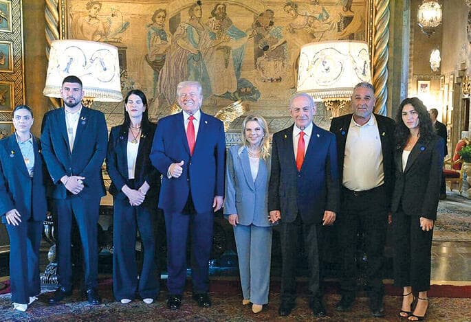 עם הנשיא, נתניהו ומשפחתה. "טראמפ ידע הכל על רני, זה ריגש אותנו" | צילום: עמוס בן גרשון, לע"מ