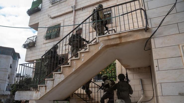 "עברנו בית בית" (צילום: דובר צה"ל ) כוחות הביטחון במבצע בעיר חברון שבחטיבת יהודה