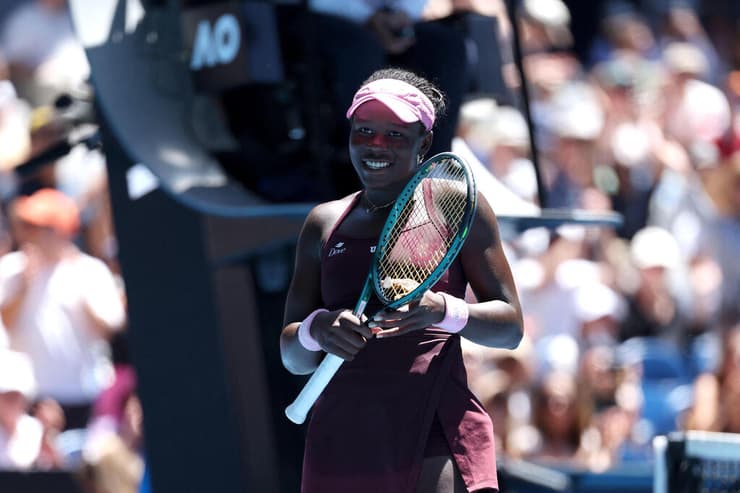 רק בת 19. אמבוקו (צילום: Martin KEEP / AFP) אמבוקו