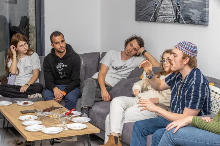 לו"ז שבועי, ניהול תקציב ומסיבות טבע. משתתפי המכינה (צילום: עידו ארז) לו"ז שבועי, ניהול תקציב ומסיבות טבע. משתתפי המכינה