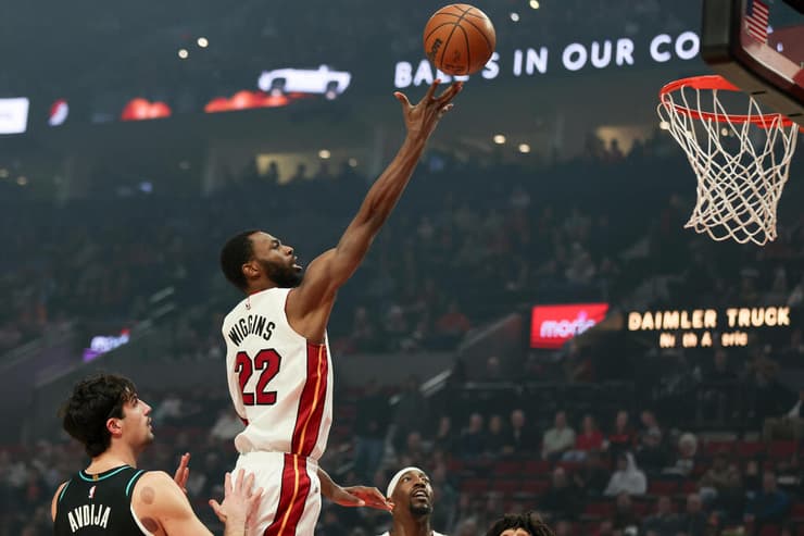 אבדיה צופה בוויגינס בדרך לסל (צילום: AP Photo/Amanda Loman) דני אבדיה