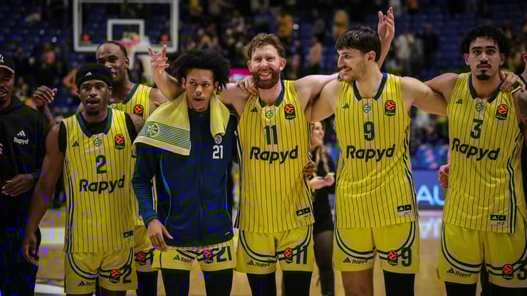 שחקני מכבי ת"א חוגגים את הניצחון הגדול על פנאתינייקוס (צילום: עוז מועלם) שחקני מכבי ת"א