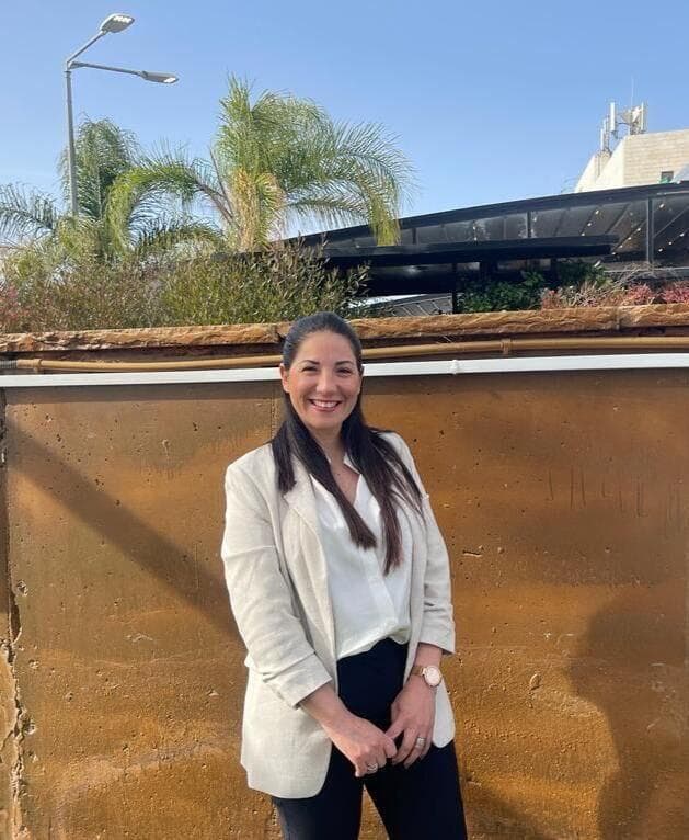 לירן אבנעים, עובדת סוציאלית של מכינת "כו"ח". "עבורי החירשות היא לא 'נכות', אלא שפה" (צילום: אוסף פרטי) לירן אבנעים, עובדת סוציאלית של מכינת כו"ח ועצמה חירשת מלידה