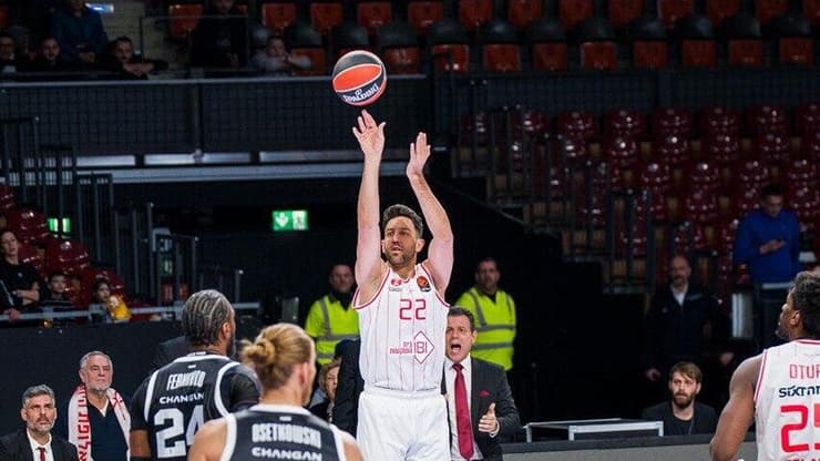 שחקן הפועל ת"א ואסיליה מיציץ'