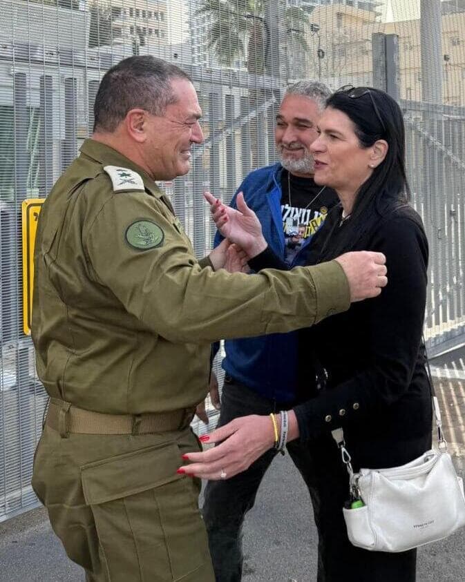 הרמטכ"ל אייל זמיר בשיחה עם הוריו של רן גואילי