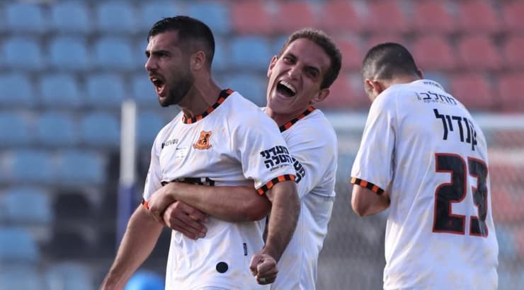 שחקני בני יהודה חוגגים