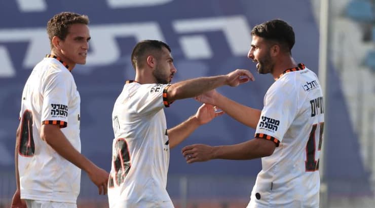 שחקני בני יהודה חוגגים