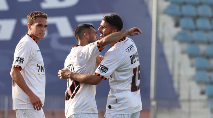 שחקני בני יהודה חוגגים