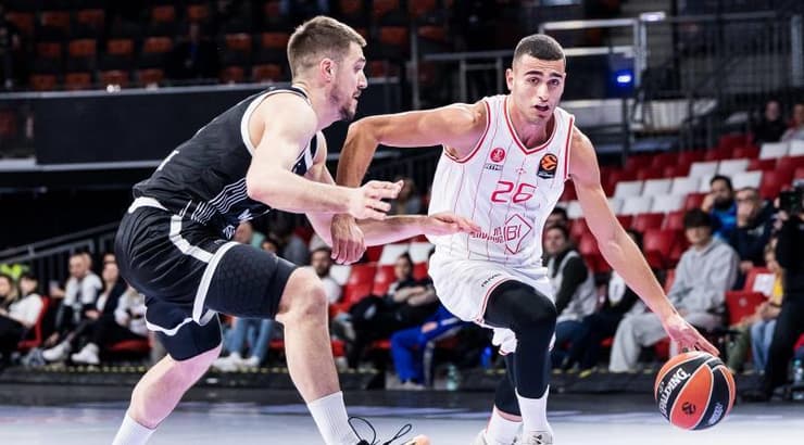 ים מדר עם הכדור