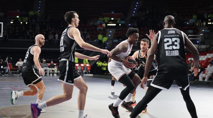 אנטוניו בלייקני מוקף בשחקני פרטיזן