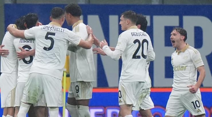 שחקני פיזה חוגגים (IMAGO) שחקני פיזה חוגגים