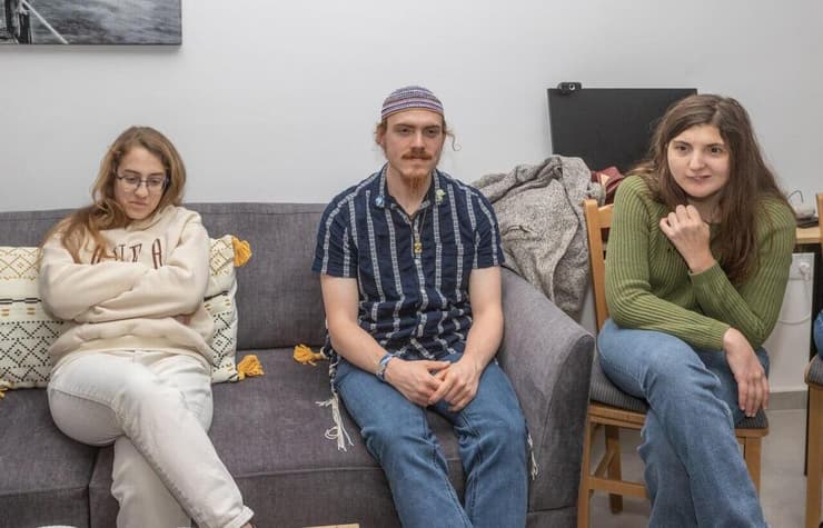 מימין לשמאל: שי, יואל והללי. יואל והללי. "חירשים לא אוהבים את המונח לקויי שמיעה" (צילום: עידו ארז) מימין לשמאל: שי, יואל והללי. יואל והללי. "חירשים לא אוהבים את המונח לקויי שמיעה"