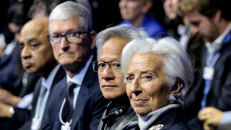 מימין: נשיאת הבנק האירופאי המרכזי כריסטין לגרדה, ג'נסן הואנג, טים קוק (רויטרס) מימין: נשיאת הבנק האירופאי המרכזי כריסטין לגרדה, ג'נסן הואנג, טים קוק