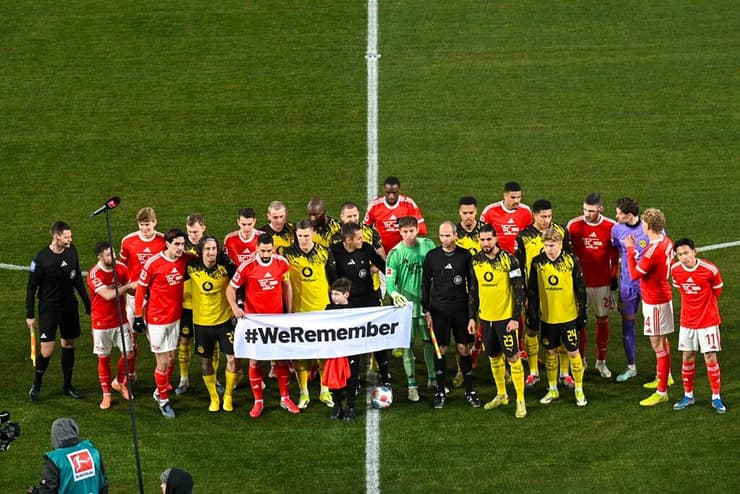שחקני אוניון ברלין ודורטמונד עם השלט "אנחנו זוכרים"