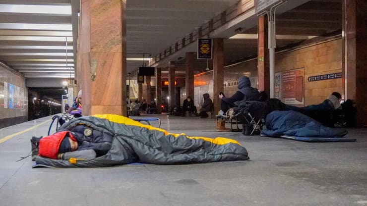 בשל הקור הקיצוני: תושבים תופסים מחסה בתחנת מטרו בקייב (צילום: Serhii Okunev / AFP) תושבים תופסים מחסה בתחנת מטרו בקייב