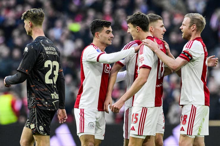 באס ושחקני איאקס חוגגים (צילום: Olaf Kraak / ANP / AFP) באס ושחקני איאקס חוגגים