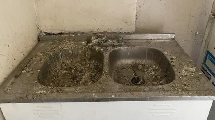 ההזנחה באחד מהנכסים של אוהבשלום (צילום: NYC Sheriff’s Office) ההזנחה באחד מהנכסים של אוהבשלום