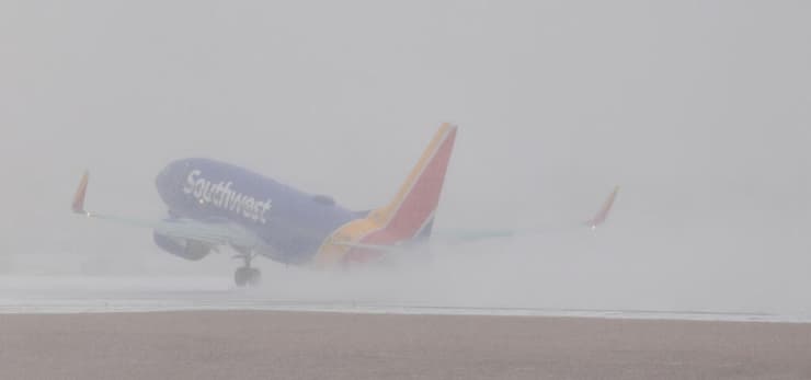 מטוס מקורקע על המסלול. ביטולי טיסות רבים (צילום: Brett Carlsen / GETTY IMAGES NORTH AMERICA / AFP) נאשוויל