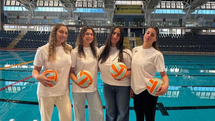 מימין: נגה לוינשטיין, כרמל רחום, רוני קקוזין, מאיה קציר (צילום: איגוד הכדורמים) שחקניות נבחרת ישראל בכדורמים. מימין: נגה לוינשטיין, כרמל רחום, רוני קקוזין, מאיה קציר