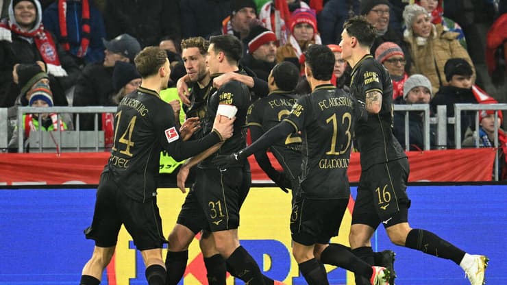 שחקני אוגסבורג חוגגים את הסנסציה (צילום: REUTERS/Angelika Warmuth) באיירן מינכן אוגסבורג