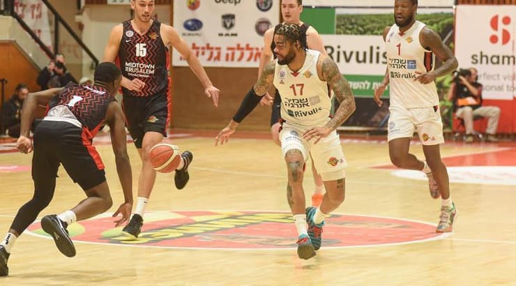 ג'ארד הארפר מנסה להגיע לכדור