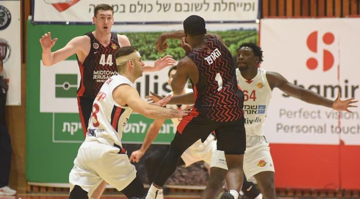 רז אדם מוקף