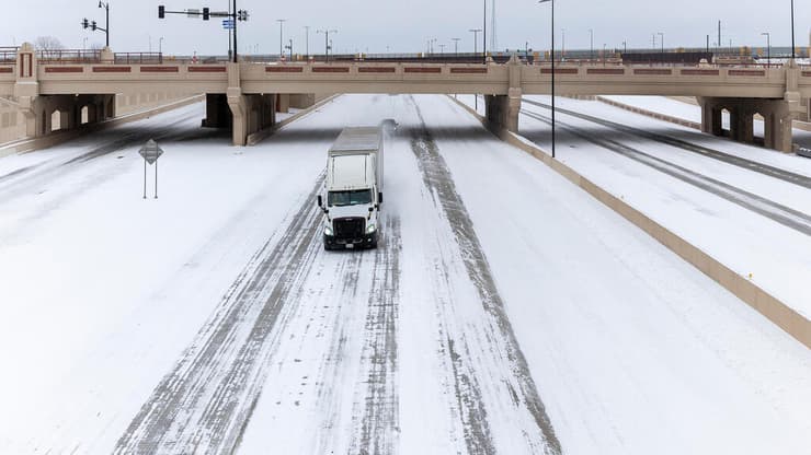 כבישים מוצפים בשלג וקרח באוקלהומה (צילום: AP Photo/Alonzo Adams) אוקלהומה