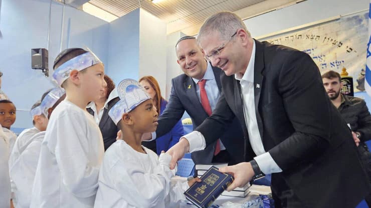 שר החינוך יואב קיש וראש העיר יאיר רביבו מחלקים בתחילת החודש ספרי תנ"ך לתלמידי כיתות ב' בלוד