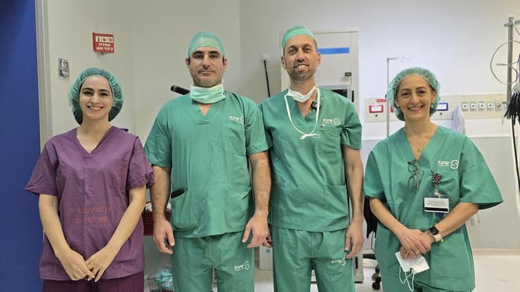 מימין לשמאל: ד"ר אילת די-סגני, ד"ר אריאל  הירשהורן, ד"ר רון בורנשטיין, סגן מנהל בנק הרקמות, וליאור כהן, מעצבת רפואית ממעבדת התלת-ממד של שי
