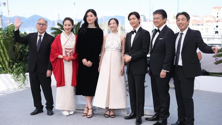 קאזואו אישיגורו עם קאסט "נוף גבעות חיוור" בפסטיבל קאן