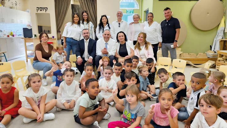 ילדים בלוד זה שמחה. ראש העיר וסגניו בגן ילדים בעיר