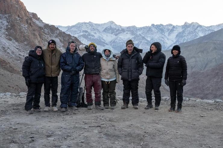 צלם הטבע מתן שרון (במרכז) עם עמיתיו למסע