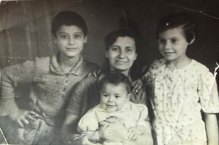 אסתר ממן (מימין) ומשפחתה