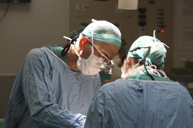 הצוות המנתח בהובלת הירשהורן