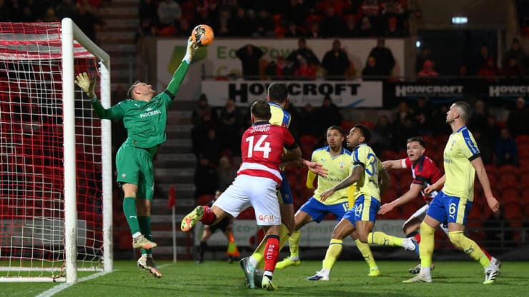 שוער סאות'המפטון דניאל פרץ