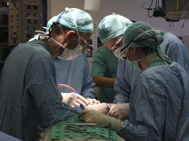 הצוות המנתח בהובלת הירשהורן