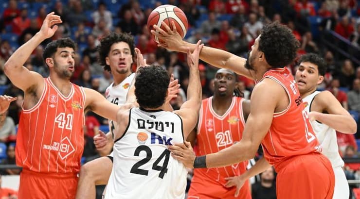 מאבקים אגרסיביים על הכדור (ראובן שוורץ) מאבקים אגרסיביים על הכדור