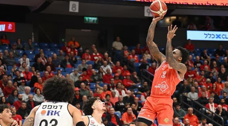 אנטוניו בלייקני, שומר על האדומים במשחק (ראובן שוורץ) אנטוניו בלייקני, שומר על האדומים במשחק